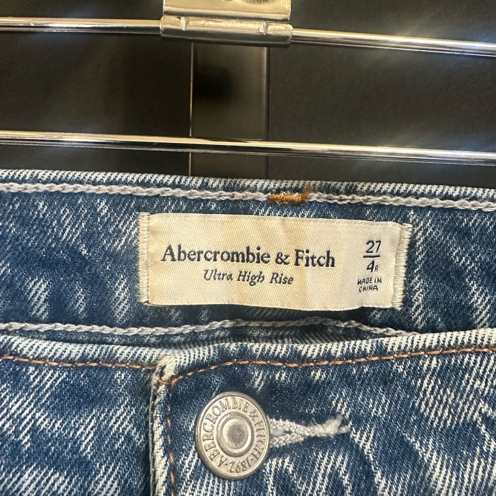 028 - NWOT- Abercrombie & Fitch Ultra High-Rise 80’s Mom Jeans Size 27 - Picture 6 of 8
